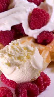 Kaşıkla ahududulu dondurma yemek. Çilekli dondurma kepçesi, yakın plan Top view yiyecek konsepti.