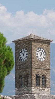 Arnavutluk 'un Cirokaster veya gjirokastra kentinin eski kalesi ve kalesi.