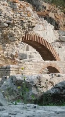 Arnavutluk 'un Butrint kentindeki eski şatoyu restore etti. Ormandaki harabelerin havadan görünüşü. Butrint Arkeoloji Parkı. İnsansız hava aracı videosu. Butrint Arnavutluk