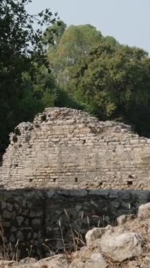 Arnavutluk 'un Butrint kentindeki eski şatoyu restore etti. Ormandaki harabelerin havadan görünüşü. Butrint Arkeoloji Parkı. İnsansız hava aracı videosu. Butrint Arnavutluk