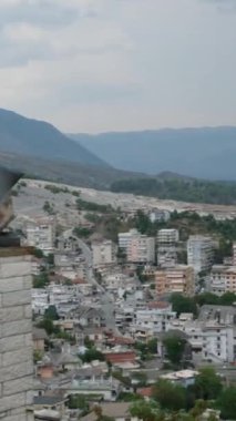 Arnavutluk 'un Cirokaster veya gjirokastra kentinin eski kalesi ve kalesi.