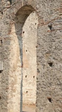 Arnavutluk 'un Butrint kentindeki eski şatoyu restore etti. Ormandaki harabelerin havadan görünüşü. Butrint Arkeoloji Parkı. İnsansız hava aracı videosu. Butrint Arnavutluk
