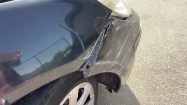 Kaputun üstüne düşen taşlı kırık bir araba. Terk edilmiş karanlık bir otoparka park edilmiş. Tamir edilemeyecek kadar hasarlı araçlar. Eski binanın çökmesinin sonucu. Kırık araba tamponu.