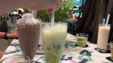 Kavanozda kaşık kullanarak karıştırılmış avokado. Yüksek açılı atış. Avokado smoothie