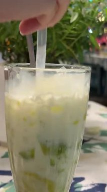 Kavanozda kaşık kullanarak karıştırılmış avokado. Yüksek açılı atış. Avokado smoothie