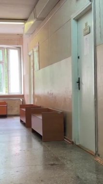 Devlet hastanesi eski binası. Tamir yok. Duvarları yıkılmış terk edilmiş sanayi binası. Eski binalar hala yenilenebilir..