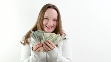 Piyango, para, başarı ya da yatırım için mavi arka plana yatırılan kadınların yüzleri. Yağmur, kız ya da stüdyoda maddi özgürlüğü, kazancı ya da ikramiyesi olan mutlu bir insan.