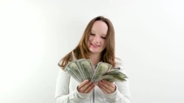 Dans eden mutlu kadının eline bir sürü para düşüyor. Mavi gömlekli genç kız. Mavi stüdyo geçmişinde Amerikan doları var.