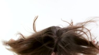 Ellerinle kalp yapıyorsun. Lüks uzun saçlar. Arka plan. 