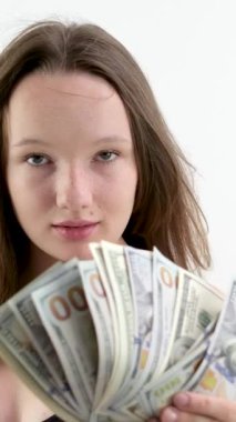 100 dolarlık kız el ele tutuşan ve 100 dolarlık banknot gösteren bir kadının yakın çekimi. Amerikan parası takasında finans ticareti kavramı. Yüksek kalite