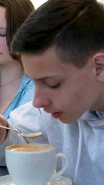 Güzel bir çift yaz boyunca lüks bir villada çay içip gülerek ve eğlenerek sohbet ediyor. Yüksek kalite 4k görüntü