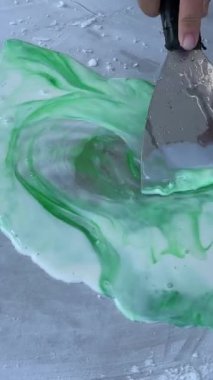 Dondurmalar soğuk tabak üzerinde Tayland usulü sokak yemekleri hazırlıyor. El yapımı kızarmış donmuş yoğurt, tavada meyveli tatlı. Kızarmış dondurma.