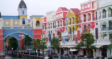 Phu Quoc Vietnam adasındaki güzel Grand World şehrinde oyuncak gibi görünen gelişmiş gerçeklik evleri boş sokaklar boyunca seyahat ediyorlar. Peri masalı hayalet kasabası