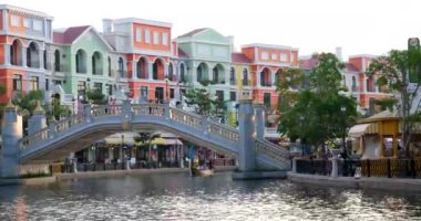 Phu Quoc Vietnam adasındaki güzel Grand World şehrinde oyuncak gibi görünen gelişmiş gerçeklik evleri boş sokaklar boyunca seyahat ediyorlar. Peri masalı hayalet kasabası