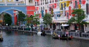 Phu Quoc Vietnam adasındaki güzel Grand World şehrinde oyuncak gibi görünen gelişmiş gerçeklik evleri boş sokaklar boyunca seyahat ediyorlar. Peri masalı hayalet kasabası