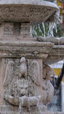 Phu Quoc Vietnam adasındaki güzel Grand World şehrinde oyuncak gibi görünen gelişmiş gerçeklik evleri boş sokaklar boyunca seyahat ediyorlar. Peri masalı hayalet kasabası