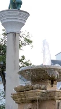 Phu Quoc Vietnam adasındaki güzel Grand World şehrinde oyuncak gibi görünen gelişmiş gerçeklik evleri boş sokaklar boyunca seyahat ediyorlar. Peri masalı hayalet kasabası