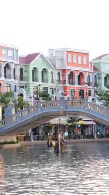 Phu Quoc Vietnam adasındaki güzel Grand World şehrinde oyuncak gibi görünen gelişmiş gerçeklik evleri boş sokaklar boyunca seyahat ediyorlar. Peri masalı hayalet kasabası