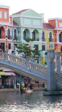 Phu Quoc Vietnam adasındaki güzel Grand World şehrinde oyuncak gibi görünen gelişmiş gerçeklik evleri boş sokaklar boyunca seyahat ediyorlar. Peri masalı hayalet kasabası