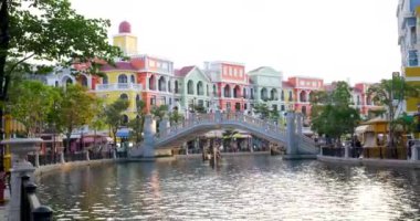 Phu Quoc Vietnam adasındaki güzel Grand World şehrinde oyuncak gibi görünen gelişmiş gerçeklik evleri boş sokaklar boyunca seyahat ediyorlar. Peri masalı hayalet kasabası