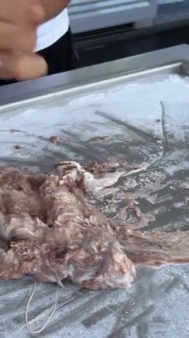Dondurmalar soğuk tabak üzerinde Tayland usulü sokak yemekleri hazırlıyor. El yapımı kızarmış donmuş yoğurt, tavada meyveli tatlı. Kızarmış dondurma.