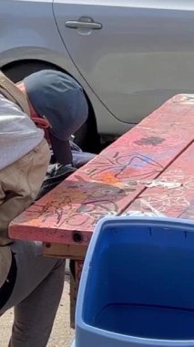 Büyük şehirlerdeki evsizlerin gerçek hayatı evsiz uyuşturucu bağımlılarının cinsel azınlıkları kirleten okyanus şırıngaları ile şehirde fakir bir hayat süren Vancouver Canada 06.23.2024