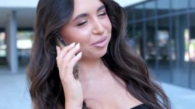 Diş yerine parantez takan güzel bir kız. Gülümseyen kadın. Diş teli takılı kadın gülüşü. Ağız. Diş telleri. Telefonda konuşurken dişçiyi arıyorum.