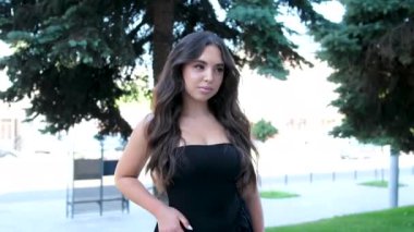 Güzel melez Latin kız gülümsüyor. Çekici bir gülümseme, mutlu bir Z Gen genç yetişkin. Mutlu pozitif 20 'li yaşlarda güzel bir kadın. Yavaş çekimde doğal portre 4k. Karışık etnik köken