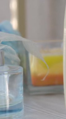 Aroma kokulu kamış difüzyon camı kokulu mumla birlikte tepside. Aroma ayırıcı 