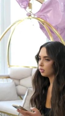 Evden online alışveriş yapmak Mutlu genç kadın rahat kanepe üzerinde rahatlamak akıllı telefon mesajlaşmak, gülümseme kız cep telefonu sohbet kullanın, cihaz üzerinde kablosuz internet tarama.