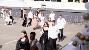 Okuldaki mezuniyet, 11. sınıflar uzun mezuniyet elbiseleri içinde, yürüyüş, dans, kutlama aileleri dans okulu valsi Ukrayna Vinnitsa 06.26.2024