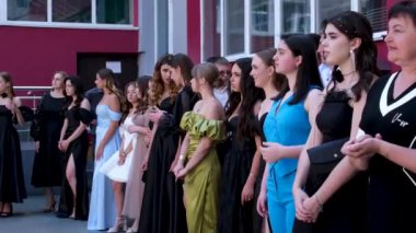 Okul mezuniyeti, 11. sınıflar uzun mezuniyet elbiseleri, yürüyüş, dans, Ukrayna Ukrayna Vinnitsa 06.26.2024 mezuniyet töreni.