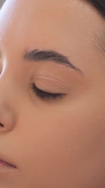 Sarışın, demir kıvırcık saçlı, güzel kıvırcık saçlı usta bir kuaförün elinin yakın çekimi. Güzellik salonu ve kuaför kavramı