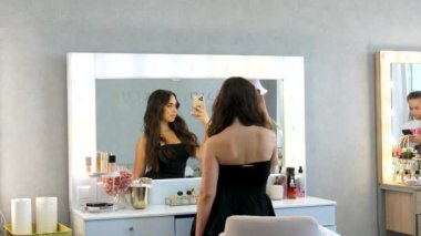 İki güzellik uzmanının müşterileriyle çalıştığı bir güzellik salonunda geniş bir oda. Güzellik uzmanı kalıcı kaş makyajı prosedürü uyguluyor. Makyaj salonu Ukrayna Vinnitsa 06.26.2024 