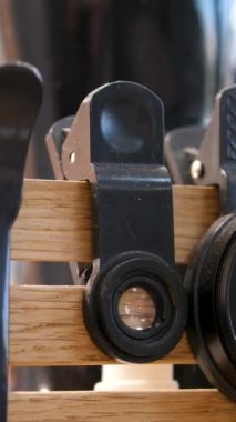 Profesyonel kuaför aletleri. Berber salonundaki berber dükkanında çeşitli çelik makas ve taraklar, saç fırçaları. Kuaförlük konsepti.