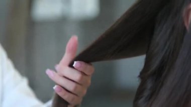 Kuaför saç spreyi kullanıyor. Siyah. Closeup