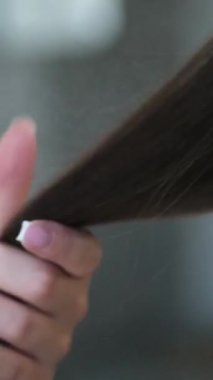 Kuaför saç spreyi kullanıyor. Siyah. Closeup