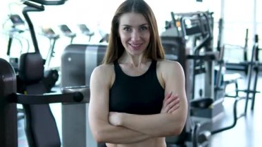 Genç, yorgun ve terli kadın boksörün portresi koyu yüzüğe ciddi ciddi bakıyor. Fiziksel eğitimden sonra kameraya bakan güzel bayan sporcu kızı yakından çek. Güzel kadın spor salonu