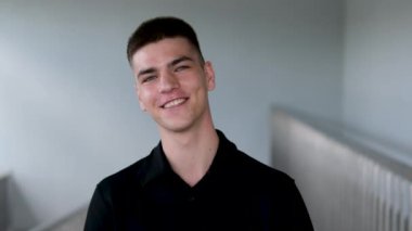Mutlu, neşeli, neşeli, neşeli, gamsız İspanyol sakallı, etnik erkek, erkek işadamı gülüşü şakayla gülüyor. Kapalı alan gülüşü 