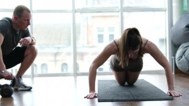Şınav çek. Fitness için spor salonu, kas gücü ve denge vücudu. Ciddi, güçlü ve sağlıklı bir sporcu mücadele, egzersiz ve dayanıklılık için dirseğini kaldırmayı düşünür.