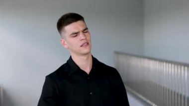 Tatminsizlik bir baş belasıdır. Siyah saçlı ve mavi gözlü yakışıklı bir adam. Melez ırk uyruğu. Endişeli orta yaşlı Asyalı kadın.