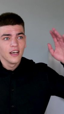 Gözlerdeki dehşet el kaldırsın. Siyah saçlı ve mavi gözlü yakışıklı bir adam. Melez ırk uyruğu