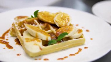 Elektrikli waffle makinesinde ev yapımı waffle yapmak. Kahvaltı şefi unu karıştırıyor, yumurta çırpıyor waffle yapmak için hamur pişiriyor, krep yapıyor. Sabah kahvaltısı, yemek hazırlama, yemek tarifi...