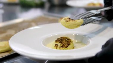Kızarmış peynirli kekler aşama aşama pişiriliyor. Eller kaymak toplarını yuvarlar. Peynirli kekler tavada kızartılır. Lezzetli yemekler hazırlama süreci. Cheesecake veya cheesecake. Sağlıklı yemek.