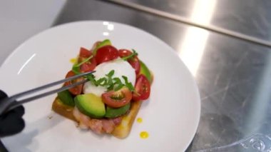Benedict usulü haşlanmış yumurta. Kavrulmuş yumurta ve pastırmalı tost. Yumurta buğulama ve yumurta sarısı. Sağlıklı kahvaltı ya da öğle yemeği.
