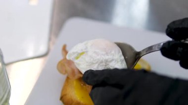 Benedict usulü haşlanmış yumurta. Kavrulmuş yumurta ve pastırmalı tost. Yumurta buğulama ve yumurta sarısı. Sağlıklı kahvaltı ya da öğle yemeği.