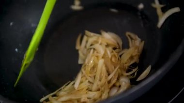 Kızarmış soğan, soğan halkalarını kızgın yağda kızartır. Kızarmış soğan halkaları, çıtır soğan. Kaynayan yağ, kızartılmış soğan halkaları, yakın çekim.