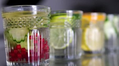 Dört bardak ve farklı tür vitamin suyu. Dolly 'nin odak değiştiren görüntüleri. Dört çeşit limonata.