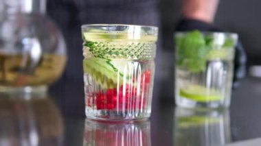 İki limonata ikram et. Limonata yapmak, yaz içkisi, soğuk içecek, sağlıklı. sıvı