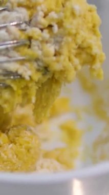 Elektrikli waffle makinesinde ev yapımı waffle yapmak. Kahvaltı şefi unu karıştırıyor, yumurta çırpıyor waffle yapmak için hamur pişiriyor, krep yapıyor. Sabah kahvaltısı, yemek hazırlama, yemek tarifi...